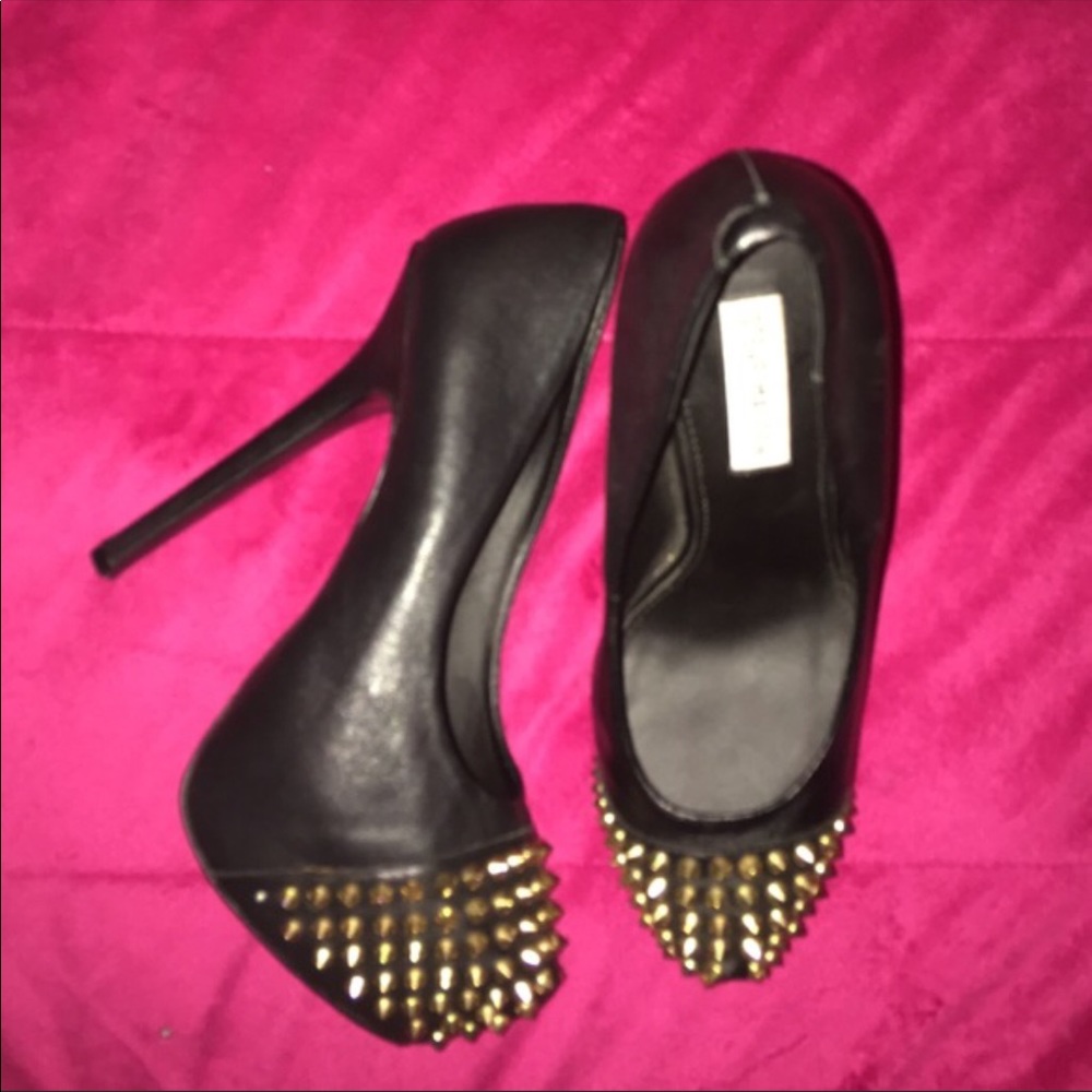 STEVE MADDEN Gold Spiked Pump
